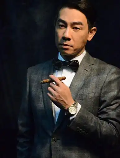 陈小春灰格纹西装黑领结帅气亮相签约广告代言