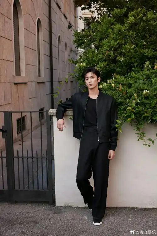 吴磊all black休闲穿搭#吴磊最新写真96  all black休闲穿搭好帅