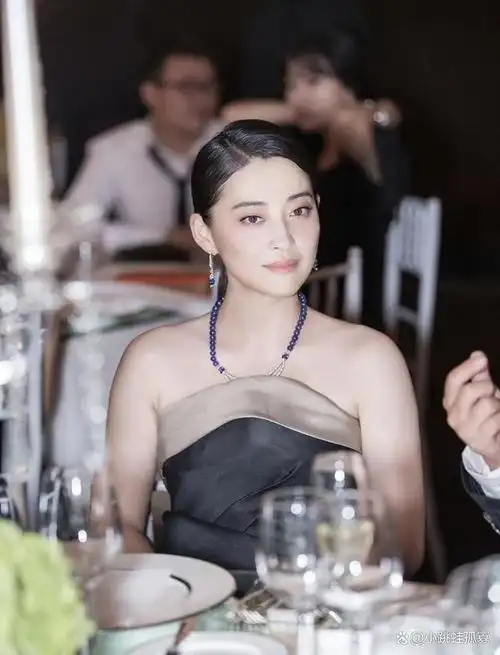 嫁对人的梅婷美到开挂!47岁穿金色礼服裙雍容华贵,气场全开