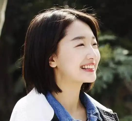 短发造型的周冬雨不会显得那么的笨重了,非常俏皮可爱的女孩,这样也是