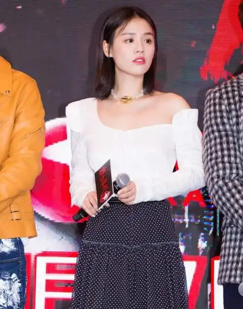 又胖了一圈马思纯挺大肚英国待产在即张哲轩贴心守候