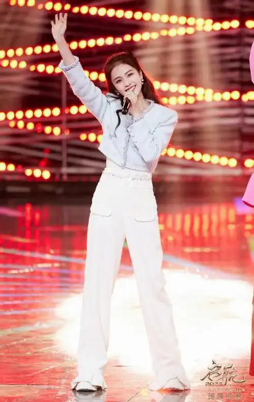 白鹿的亮相引发了观众的热烈欢呼.瞧,她已经不再是那个"古装女神"了.