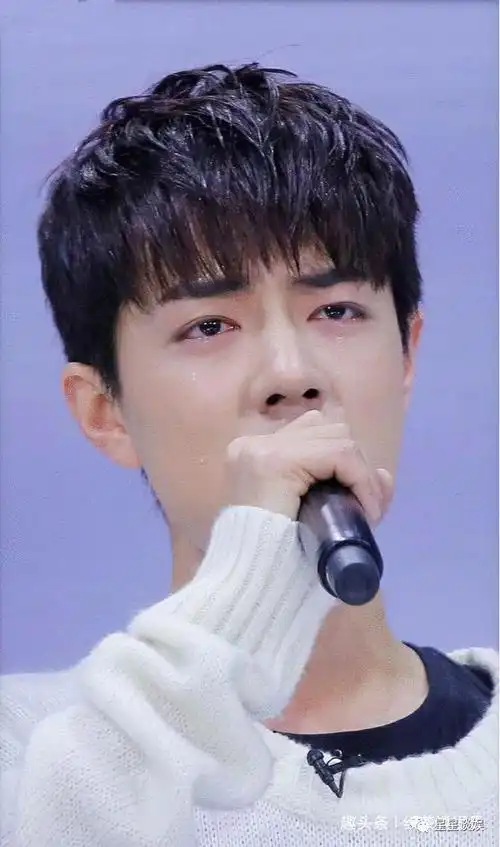 肖战的甜笑迷人,看到照片他流泪时,粉丝:心疼的感觉-星星谈娱-八卦帝