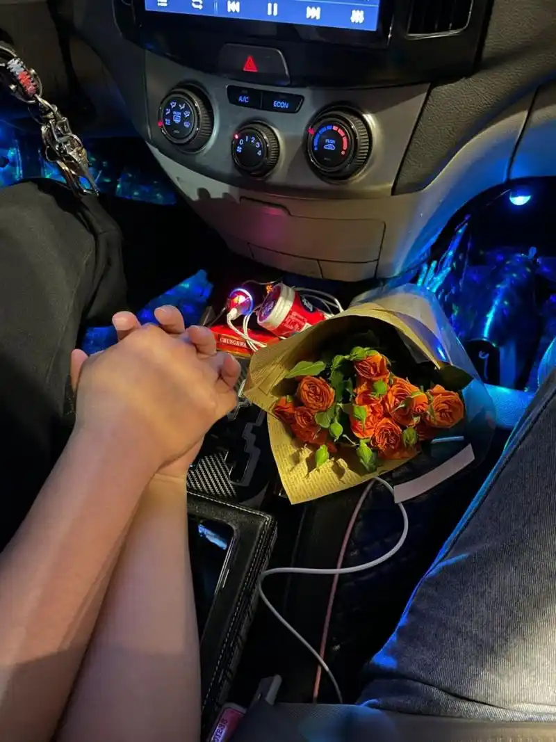 男朋友开车的时候 会牵你的手吗?