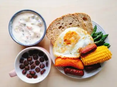 一个人吃饭图片