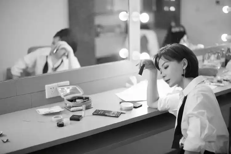 明星图片 大陆 女 陈数 > 陈数化妆间黑白写真图片(1/4)