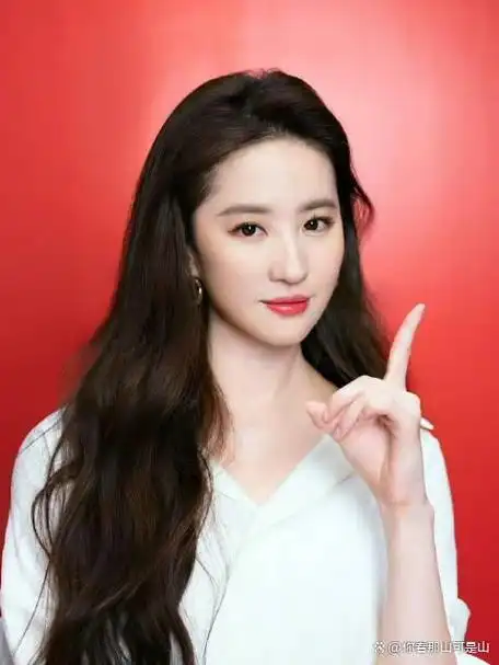 如今,刘亦菲再度露面,以披肩卷发和气质长裙的造型登上了舞台