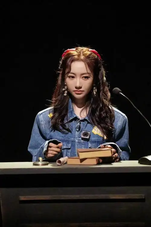 杨蓉白色深v抹胸裙(杨蓉大侦探8新造型太圈粉了)(6)