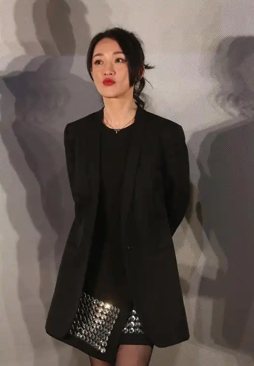 周迅穿西装好帅气啊,和窦靖童陈建斌同框也不输阵,气场真强_气质