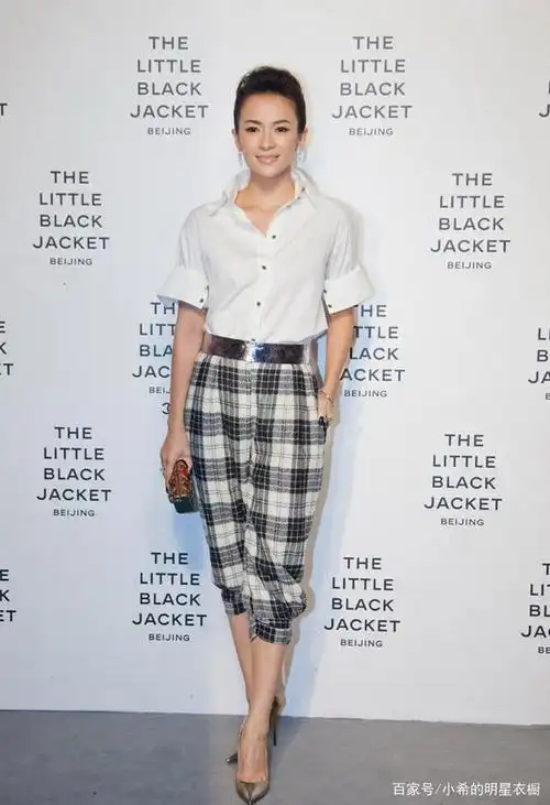 章子怡一家四口摘桃,穿休闲装难掩巨星范儿,身高已被小苹果超越