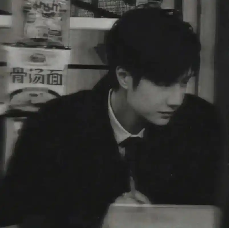 王一博头像,又酷,又有氛围感,太帅了!#男生头像 #王一博 - 抖音