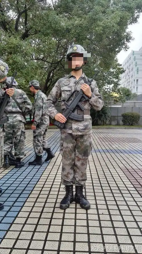 只要穿了军装站的直点,颜值都可以涨两分 还有就是由于军人忠于祖国