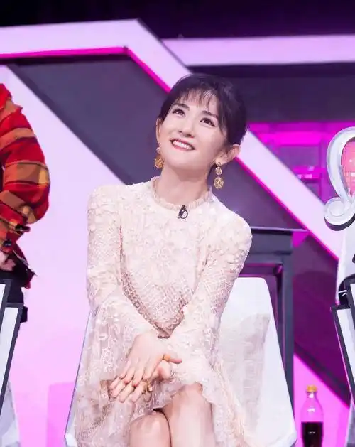 谢娜"逆袭"回归主持,穿露肩衣扎高马尾,气场强大又高级_方式_款式_的