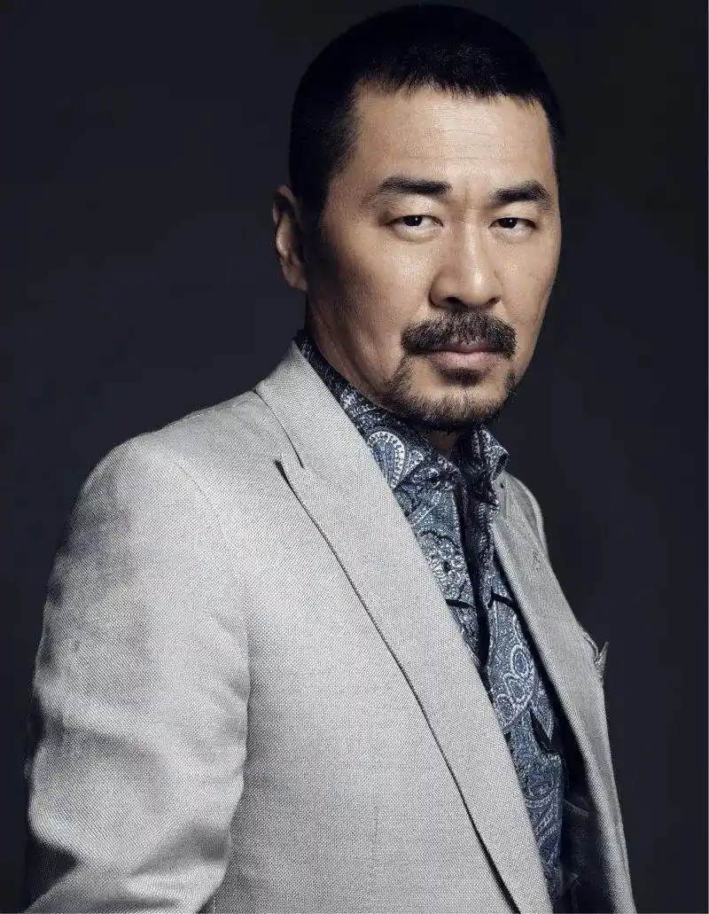 陈建斌上综艺成幽默担当,求生欲满满的样子太逗,被逼出来的?