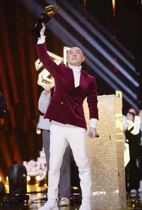 其实仔细想一下,除了张卫健与涉案人身高不一样之外,张卫健真不至于