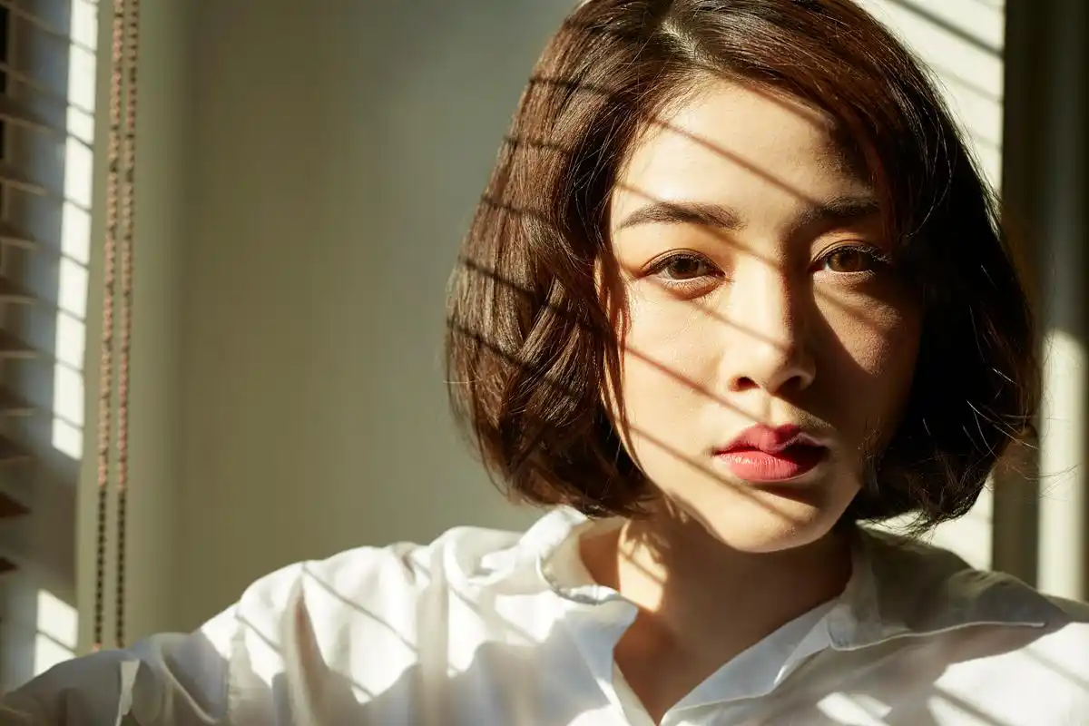 [原文:冯绍峰与万茜剧组闲聊状态.