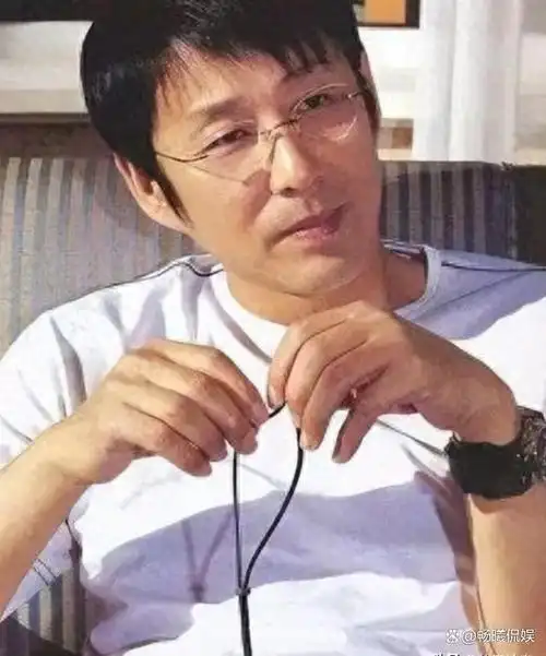 68岁陈道明被偶遇头发胡子已全白穿500元真丝t很接地气