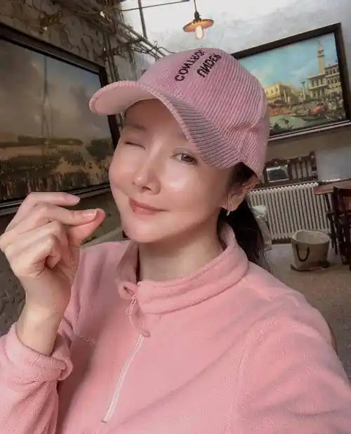 40岁孙菲菲颜值下滑,晒自拍撞脸"蔡明",网红感过分抢镜_五官_do_造型