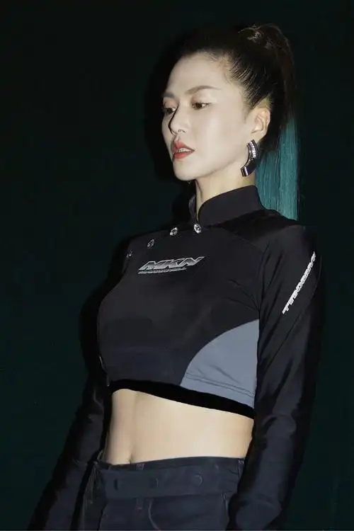 谭维维彩色马尾露腹装酷帅迷人 摇滚台风潇洒十足_新浪图片