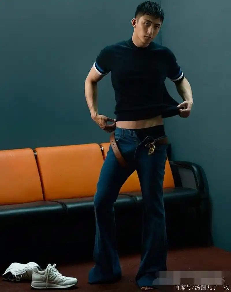 欣赏拥有倒三角身材的黄景瑜