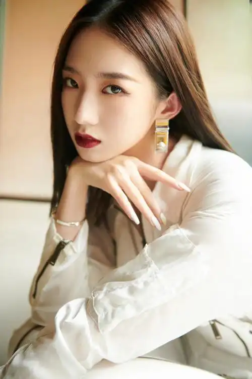 > 孟美岐精致红唇酷飒写真图片(7/9)