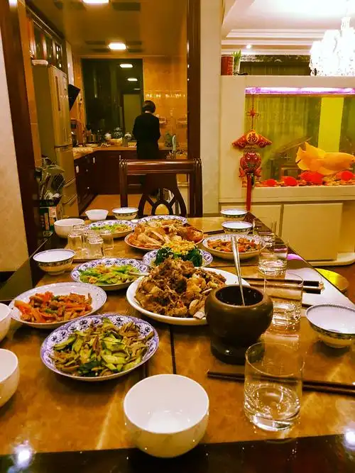 一桌丰盛的饭菜色,香,味俱佳!看着令人垂涎欲滴!