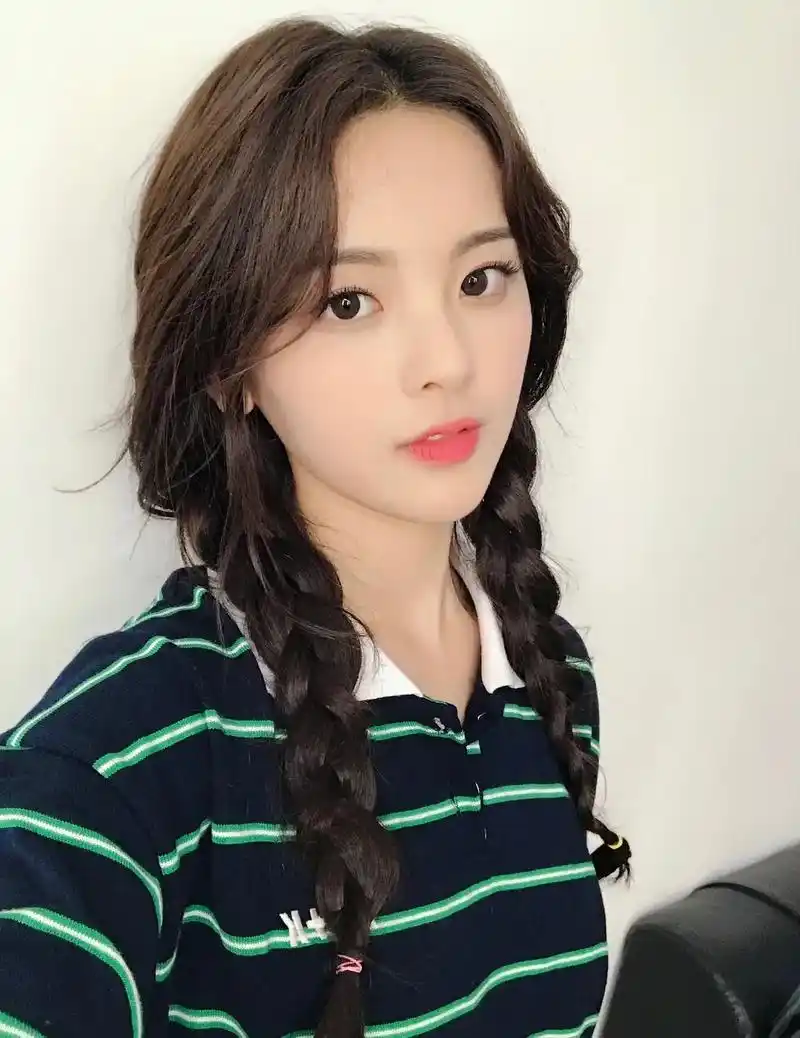 刚出道时候小越的自拍 都好喜欢#杨超越.最后一张是出道前 但 - 抖音