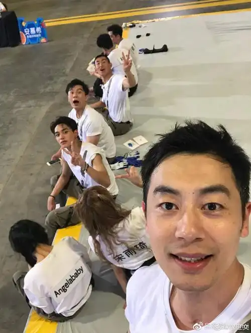 朱亚文参加综艺节目时的自拍