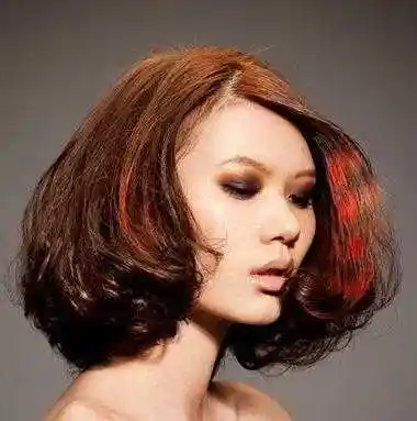 那么在圆脸女生的身上,打造这款偏分斜刘海沙宣短发烫发发型的也就