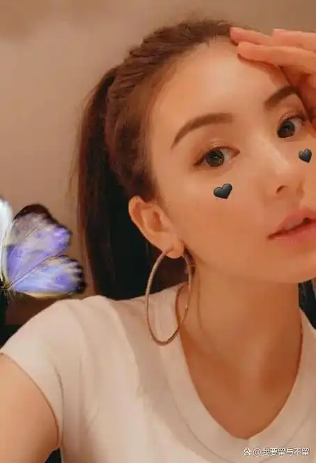 方媛晒温馨带娃日常怀抱两女儿开玩具赛车还为她们建摄影室