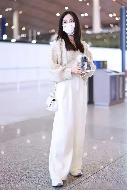 2021年11月17日,北京,祝绪丹现身机场.