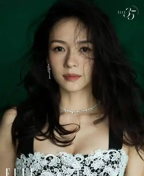 章子怡上任35周年封面,西装背心穿着,太酷了!_连衣裙_时尚_上衣