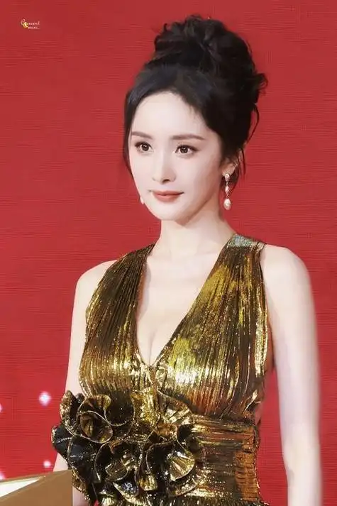 杨幂冬至惊艳亮相,金色礼服展现高贵气质,网友赞叹美得无法挑剔