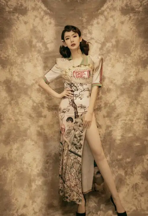 原创李承铉夫妇晒照,戚薇开叉旗袍配卷发民国范,俊男美女夫妇太养眼