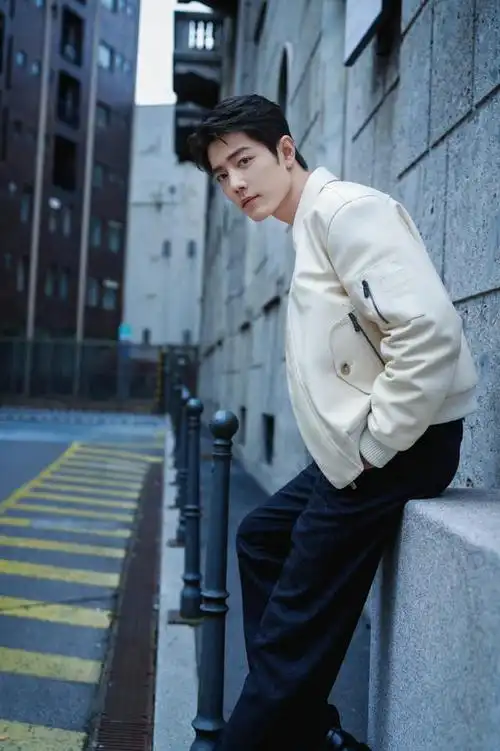 照片中肖战身穿米色夹克搭配黑色裤子时尚又复古