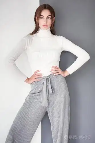 时尚模型风格.时髦的衣服,摆姿势的时尚女人