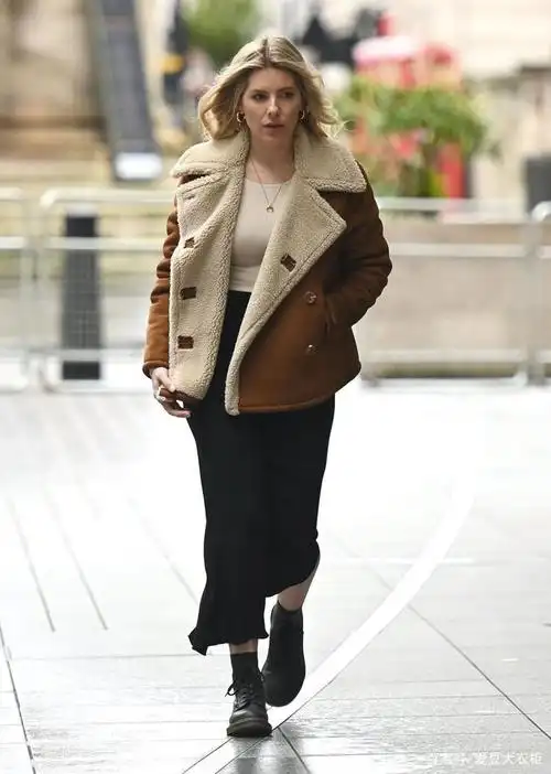 女星街拍|艾迪生破洞牛仔裤街头风,阿曼达斗篷大衣飒爽高雅