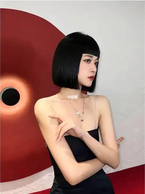 简约不失高级感 超a一刀齐女生短发发型一刀齐""短发 顾名思义,就是发