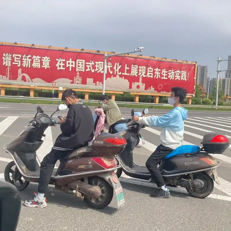 未成年人骑电动车.