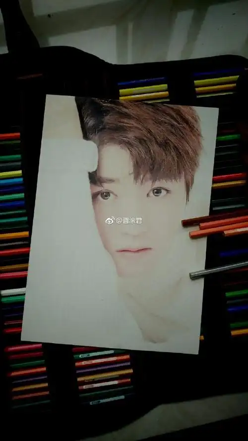 彩铅#凯源[超话]##王俊凯#给一位小伙伴画的俊凯,这张造型也太撩人了.