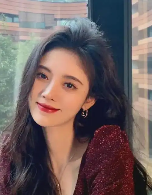 鞠婧祎半永久万人嫌!网友为其p掉胎毛刘海后,大脸盘子一览无遗