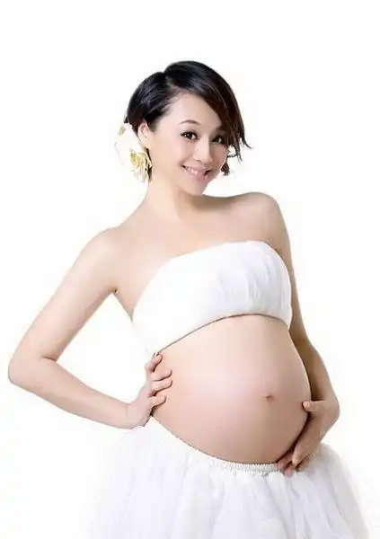 > 曹颖为杂志拍大肚写真 幸福满溢准妈妈