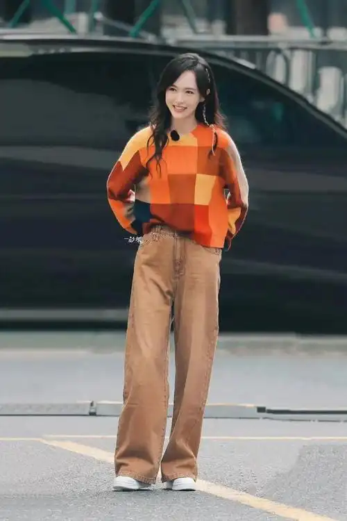 唐嫣又带火了一种新穿法:宽松毛衣 阔腿牛仔裤,时髦洋气显腿长|穿搭