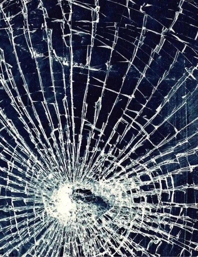 手机屏幕碎了的图片 手机屏幕碎了的图片!