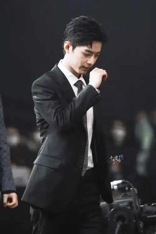 肖战#xz#我喜欢肖战#气场十足的大背头,成熟矜贵的黑西装,迈着他那大