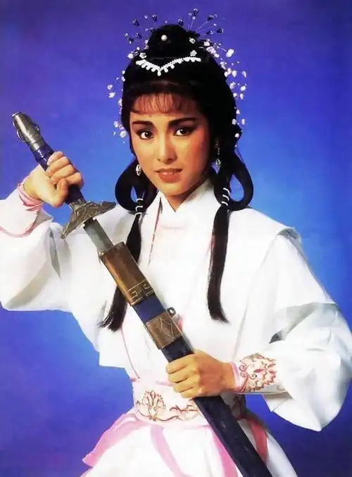 65岁米雪穿红裙套塑料裙,狗啃刘海配丸子头美到骨子里,哪用扮嫩