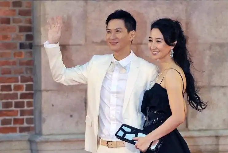 嫁给张家辉之后,关咏荷减少了很多工作,洗手作羹汤,成为张家辉背后的