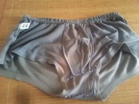 我是个16岁的男生.为什么我的内裤里面有肉色的东西粘在在内裤上.
