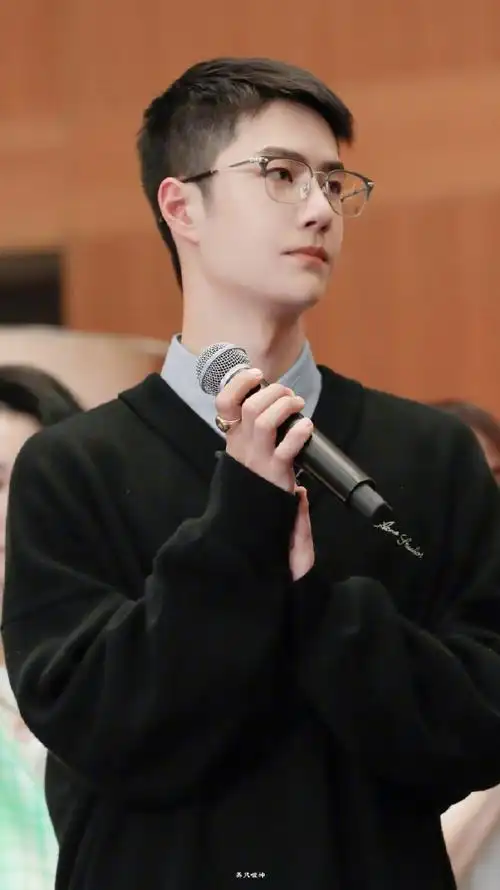 又一组王一博杨震时期照片#王一博#  2021.04.08天天向上录制 04.