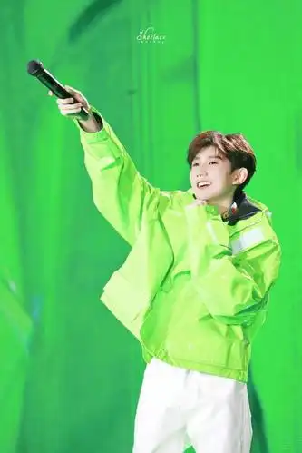 王源递话筒合集!